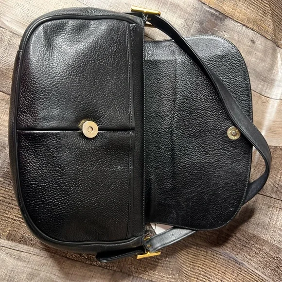 MCM Black Leather Shoulder bag with Gold Hardware - Picture 15 of 16